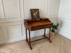 Dressing table with 4 drawers and mirror top, vintage style