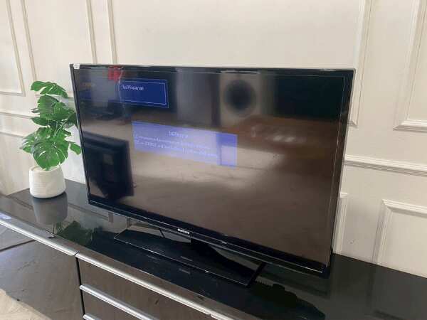 Samsung TV 40 inch tabletop LED model UA40F5000R