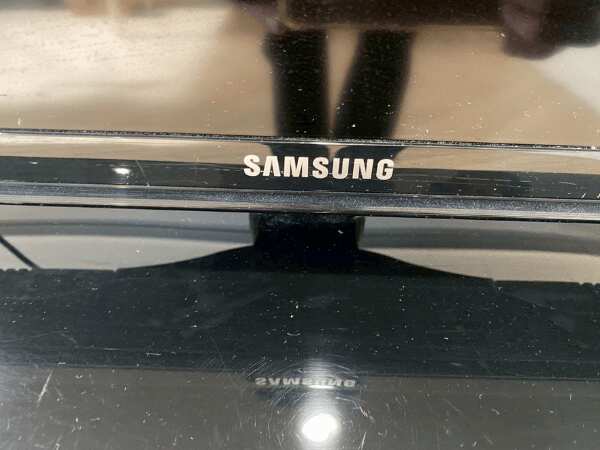 Samsung TV 40 inch tabletop LED model UA40F5000R