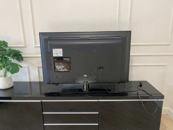 Samsung TV 40 inch tabletop LED model UA40F5000R