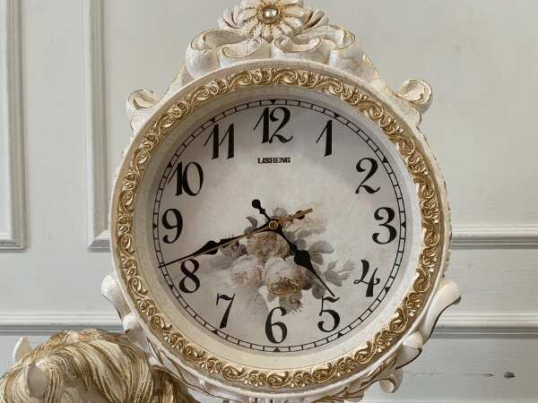 White horse table clock