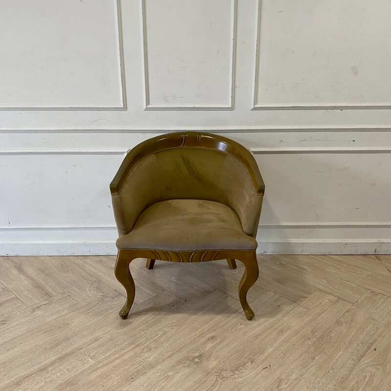 Brown armchair with velvet upholstery and wooden legs._029QH4UNX2