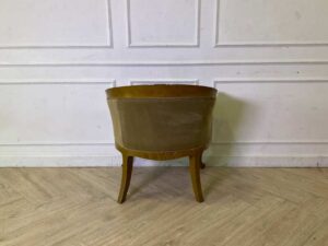 Brown armchair with velvet upholstery and wooden legs._029QH4UNX2