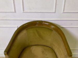Brown armchair with velvet upholstery and wooden legs._029QH4UNX2