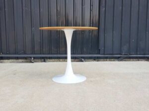 Round table with wooden top and white steel legs, modern style._039B8K6R3O