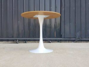 Round table with wooden top and white steel legs, modern style._039B8K6R3O