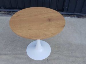 Round table with wooden top and white steel legs, modern style._039B8K6R3O
