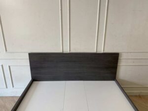 5英尺（约1.5米）木质床，带两个抽屉，深灰色。