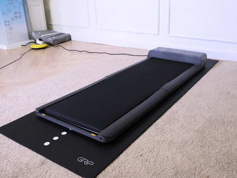 Foldable electric treadmill with remote control._0XGAHPNP7K