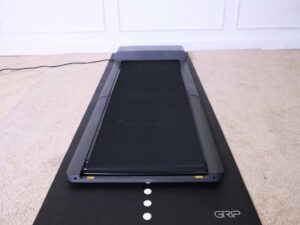 Foldable electric treadmill with remote control._0XGAHPNP7K
