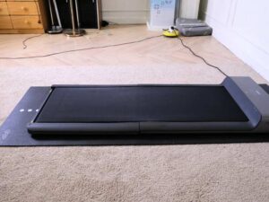 Foldable electric treadmill with remote control._0XGAHPNP7K