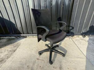 Logica brand office chair with black mesh fabric seat and armrests._21A85Q3MZZ