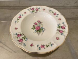 Ceramic plate with pink rose pattern and gold rim, Qualitier brand, Sweet Romance model, 23 cm.