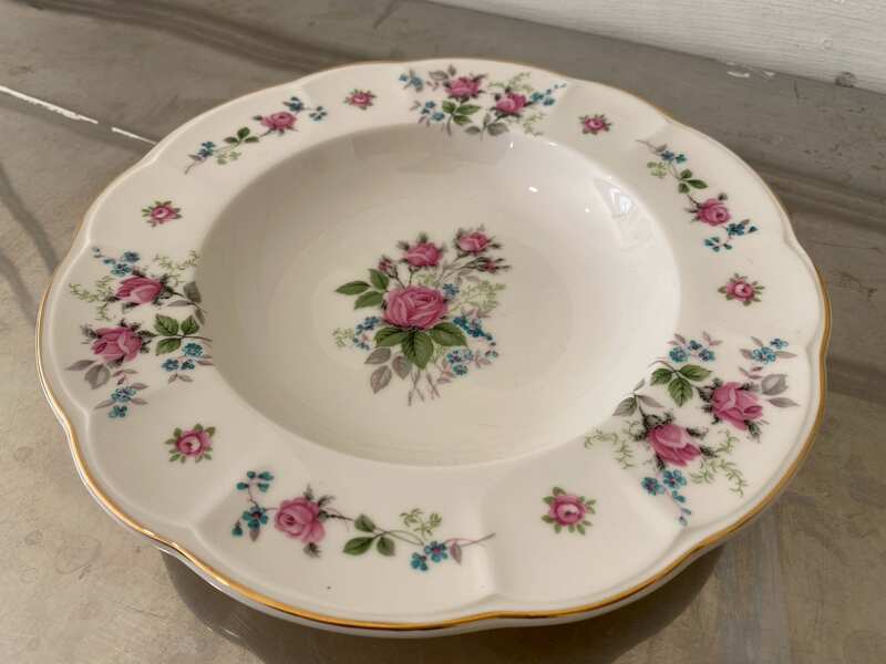 Ceramic plate with pink rose pattern and gold rim, Qualitier brand, Sweet Romance model, 23 cm.