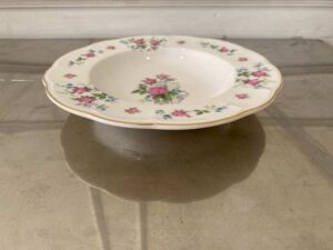 Ceramic plate with pink rose pattern and gold rim, Qualitier brand, Sweet Romance model, 23 cm.