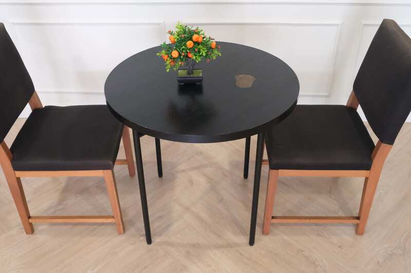 Round table, black wood top, black steel legs, table top carved with gold stainless steel pattern._32IVSP8Z6B