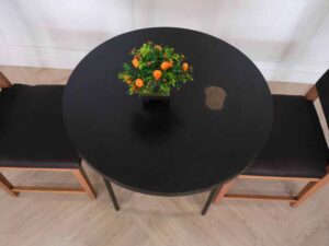 Round table, black wood top, black steel legs, table top carved with gold stainless steel pattern._32IVSP8Z6B