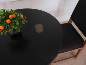 Round table, black wood top, black steel legs, table top carved with gold stainless steel pattern._32IVSP8Z6B