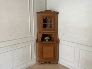 Classic style 2-door corner wooden cabinet