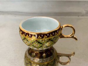 Scissor-shaped coffee mug