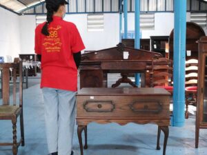 Oak cabinet with 1 bottom door, imported from Europe._3CN5815GEX
