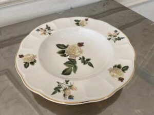 Ceramic plate with white rose pattern and gold rim, Quality Ceramic brand, 23 cm.