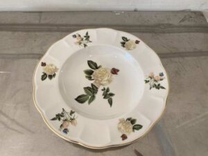 Ceramic plate with white rose pattern and gold rim, Quality Ceramic brand, 23 cm.