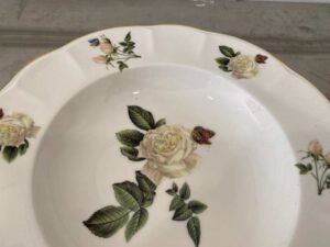 Ceramic plate with white rose pattern and gold rim, Quality Ceramic brand, 23 cm.