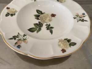 Ceramic plate with white rose pattern and gold rim, Quality Ceramic brand, 23 cm.