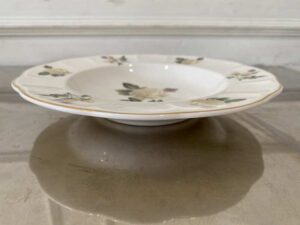 Ceramic plate with white rose pattern and gold rim, Quality Ceramic brand, 23 cm.