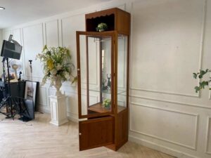 Teak display cabinet with 1 glass door and 1 wooden door