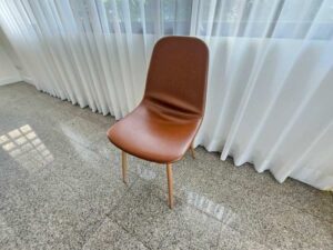 Brown leather-upholstered dining chair with wooden legs (2)