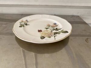 Ceramic plate with white rose pattern and gold rim, Quality Ceramic brand, 27 cm.