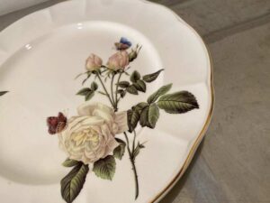 Ceramic plate with white rose pattern and gold rim, Quality Ceramic brand, 27 cm.