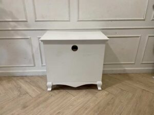 Louis-style wooden bedside table with 3 drawers, white.