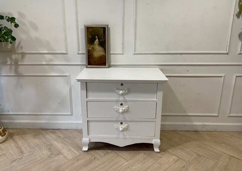 Louis-style wooden bedside table with 3 drawers, white.