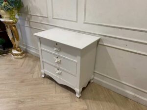 Louis-style wooden bedside table with 3 drawers, white.