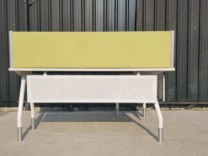 L-shaped corner desk with white steel legs and light yellow partition. 160 cm wide.