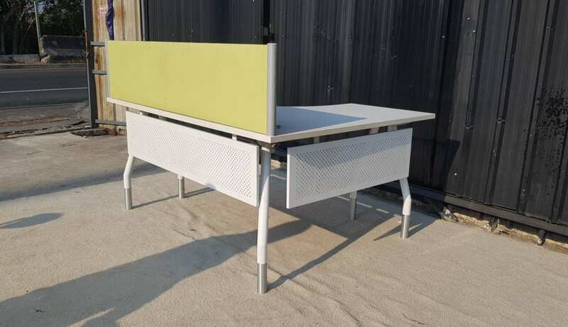 L-shaped corner desk with white steel legs and light yellow partition. 160 cm wide.