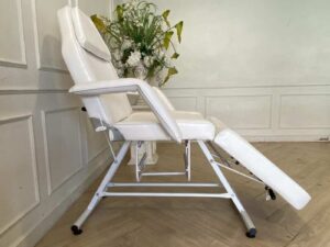 Massage bed, spa bed, beauty bed, leather upholstery, steel legs, cream color._5UFP2QNZNN