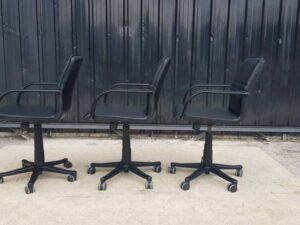 Office chair, leather upholstery, steel backrest and legs, steel armrests, black, Modernform brand, 95 cm high.