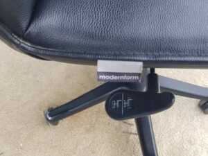 Office chair, leather upholstery, steel backrest and legs, steel armrests, black, Modernform brand, 95 cm high.