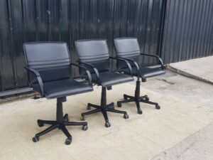Office chair, leather upholstery, steel backrest and legs, steel armrests, black, Modernform brand, 95 cm high.
