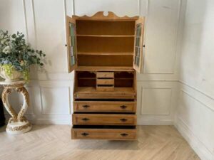 Wooden cabinet with 3 drawers and 2 doors, vintage style