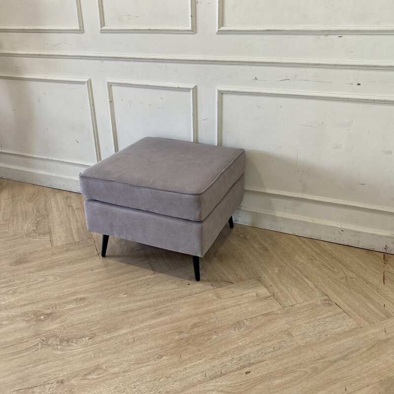 3-seater sofa set with button-tufted backrest + ottoman, fabric upholstery, steel legs, grey color.