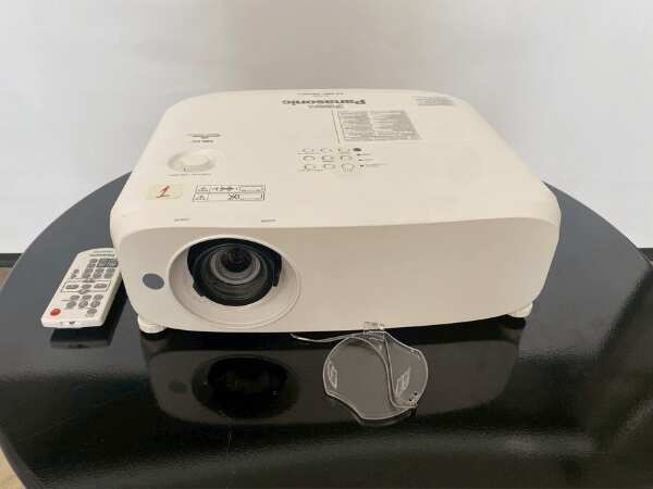 Projector Panasonic brand, model PT-VZ580 WUXGA_76JPCARX1I