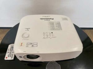Projector Panasonic brand, model PT-VZ580 WUXGA_76JPCARX1I