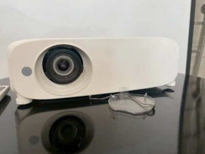 Projector Panasonic brand, model PT-VZ580 WUXGA_76JPCARX1I