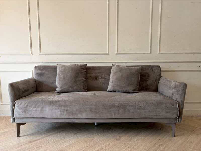 4-seater sofa with steel legs and velvet upholstery, gray color.