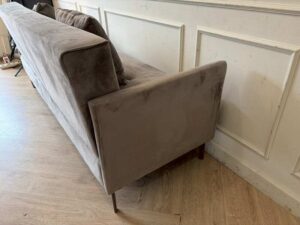 4-seater sofa with steel legs and velvet upholstery, gray color.